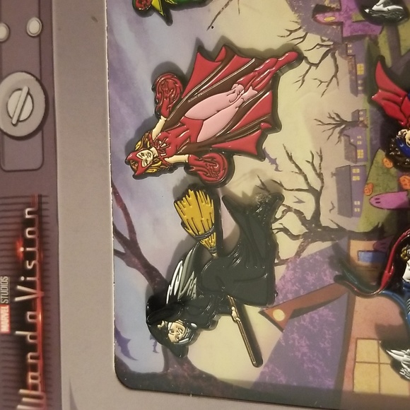 Brand new in box Wanda vision 6 pin set by Marvel Studios - Picture 4 of 7